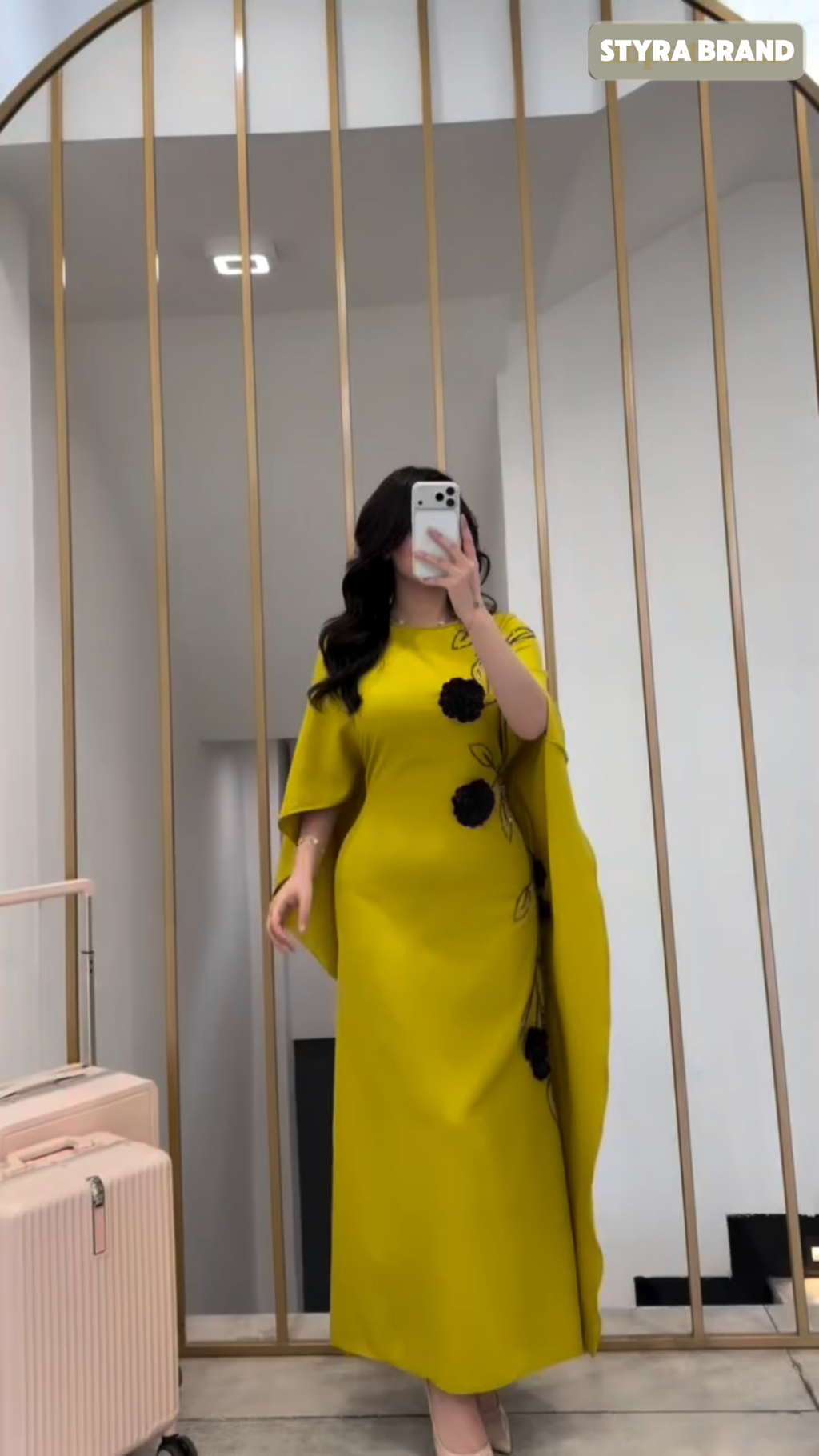فستان نسائي فاخر بتفاصيل ورود – إطلالة تخطف الأنظار 👗💛