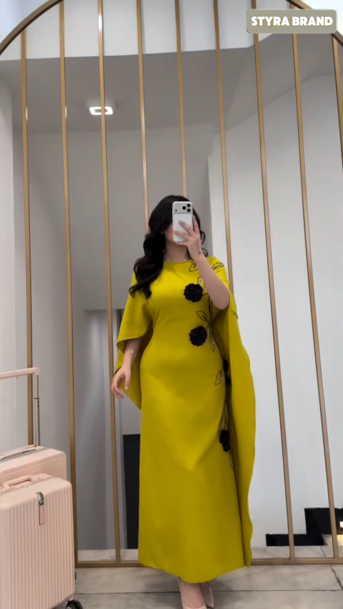 فستان نسائي فاخر بتفاصيل ورود – إطلالة تخطف الأنظار 👗💛