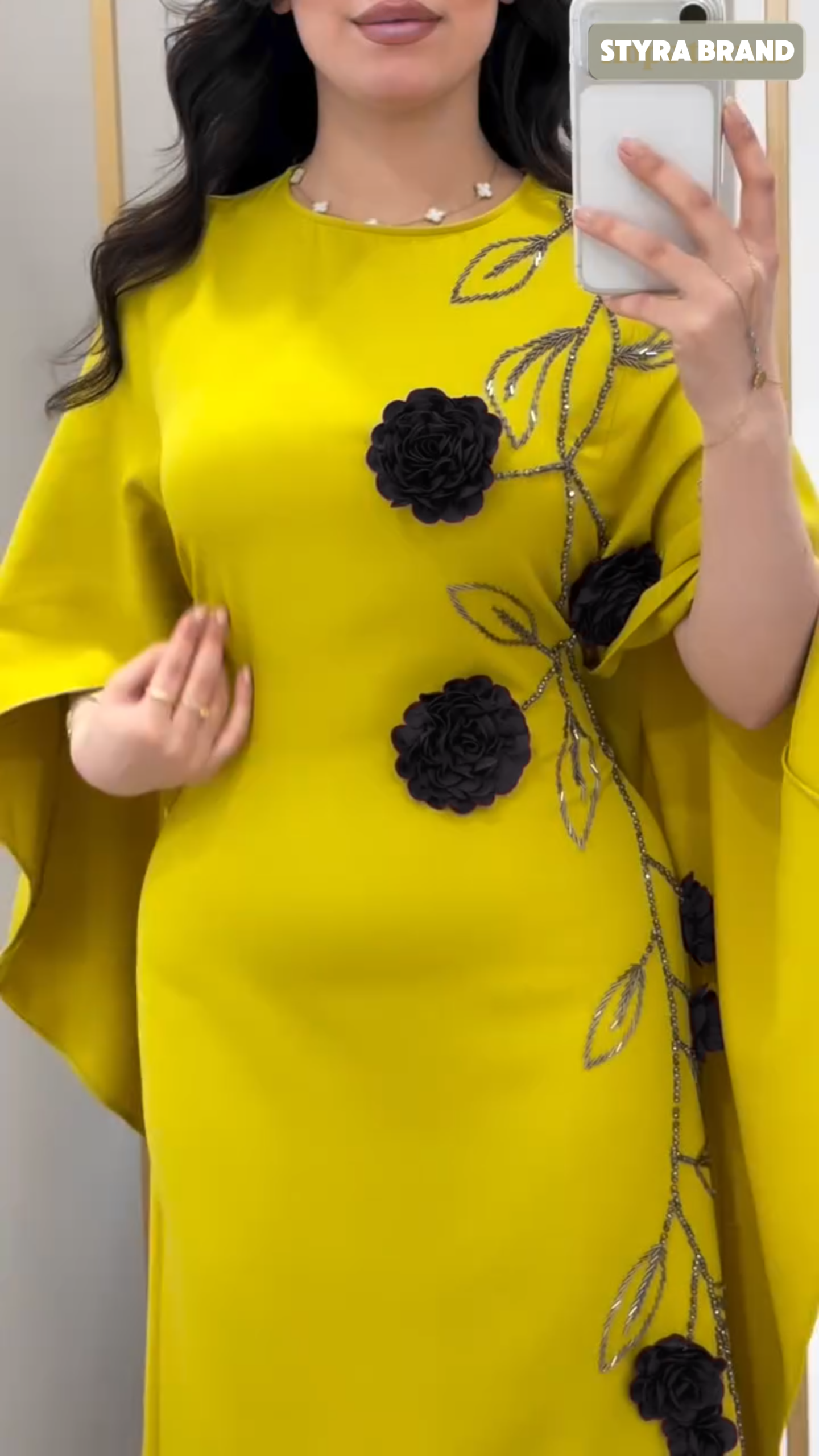 فستان نسائي فاخر بتفاصيل ورود – إطلالة تخطف الأنظار 👗💛