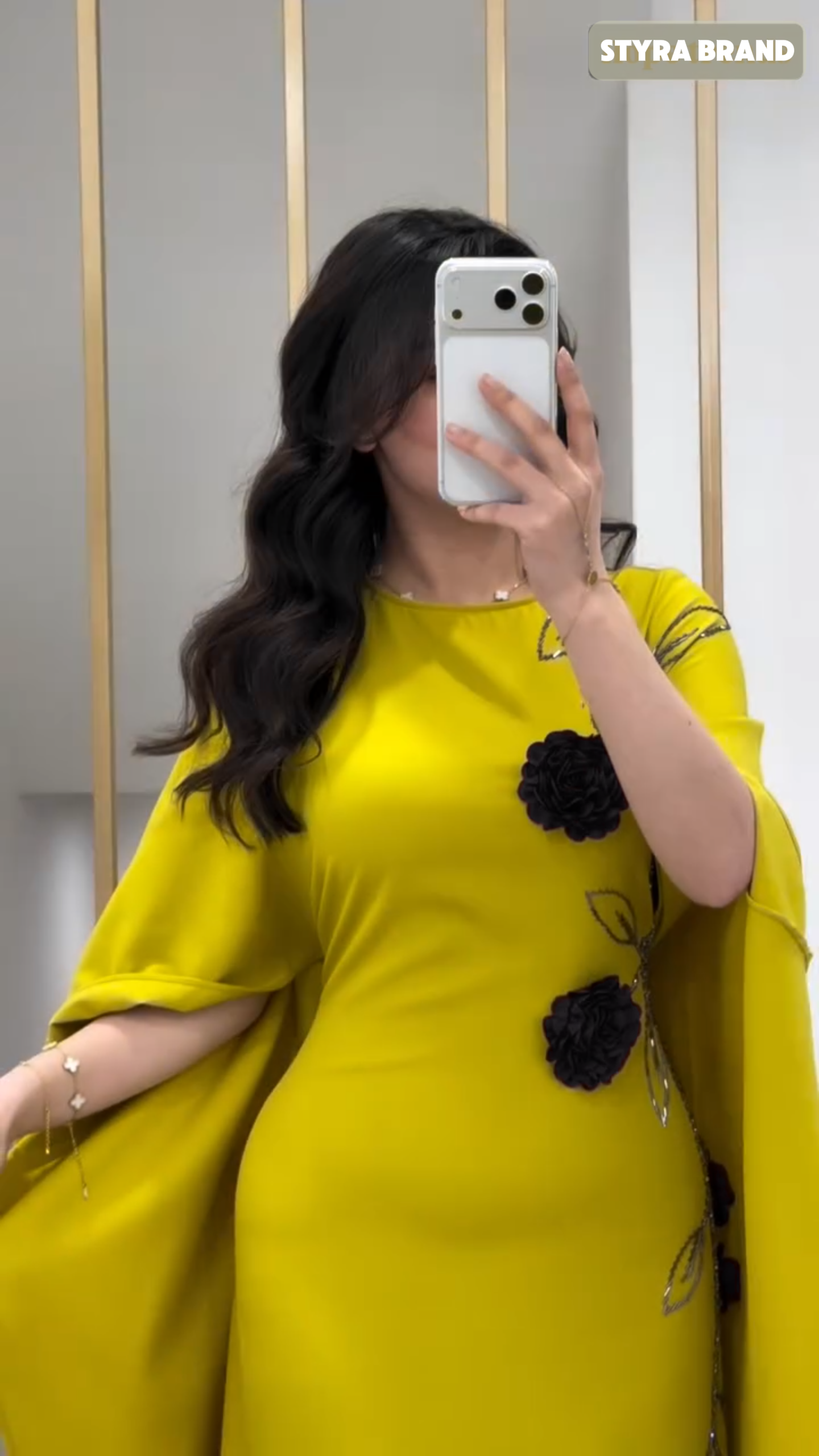 فستان نسائي فاخر بتفاصيل ورود – إطلالة تخطف الأنظار 👗💛