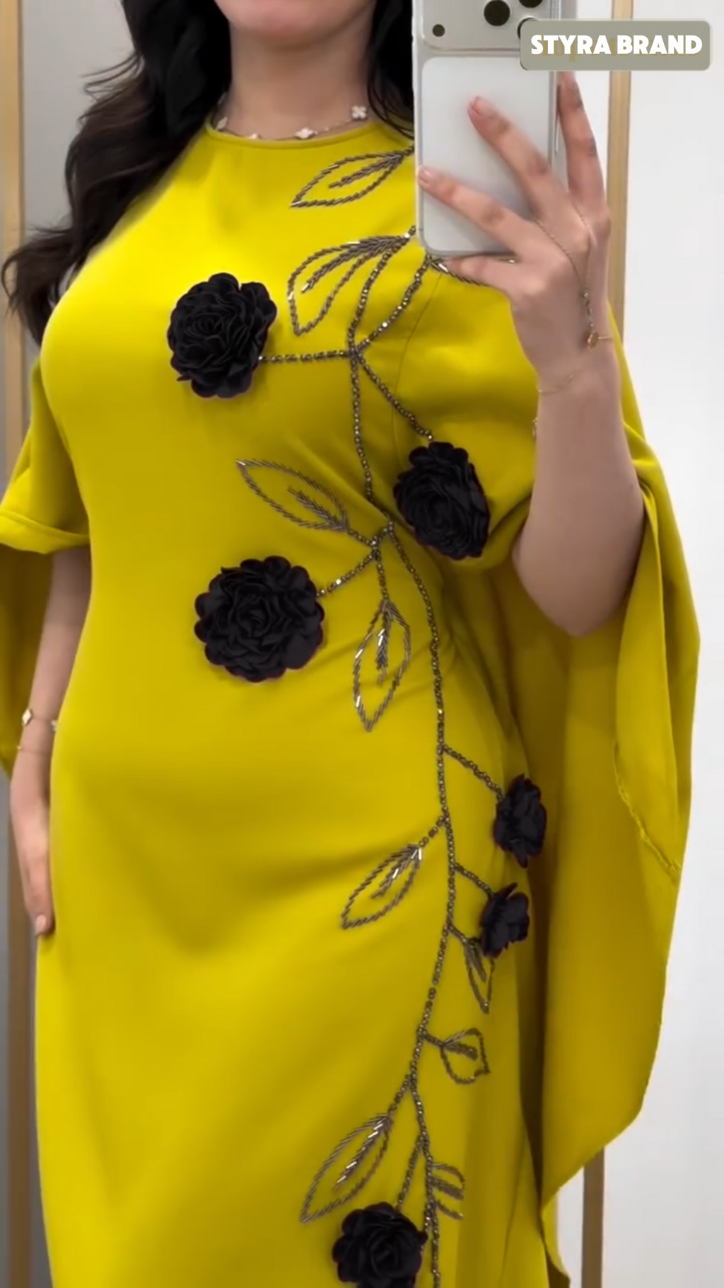 فستان نسائي فاخر بتفاصيل ورود – إطلالة تخطف الأنظار 👗💛