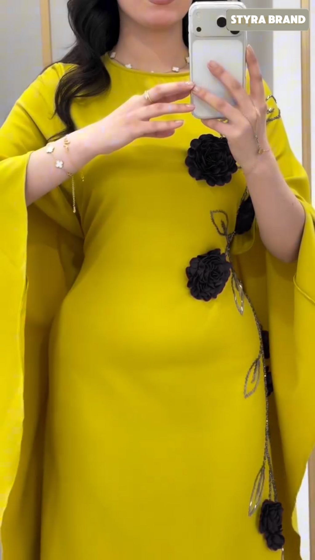 فستان نسائي فاخر بتفاصيل ورود – إطلالة تخطف الأنظار 👗💛