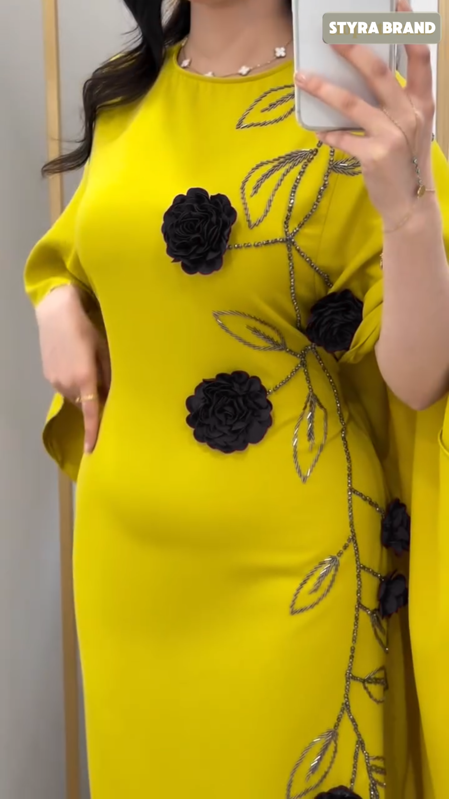 فستان نسائي فاخر بتفاصيل ورود – إطلالة تخطف الأنظار 👗💛