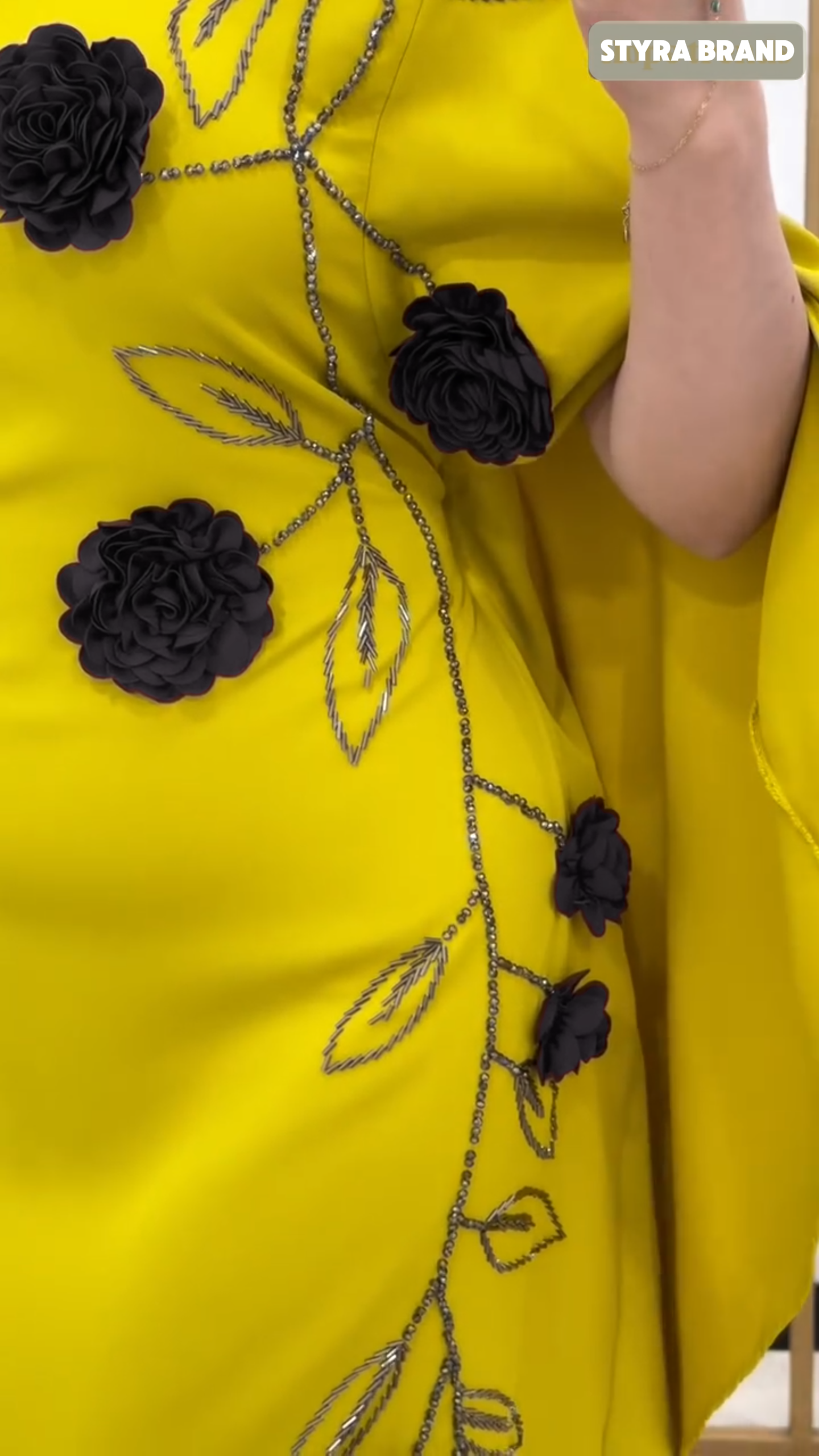 فستان نسائي فاخر بتفاصيل ورود – إطلالة تخطف الأنظار 👗💛